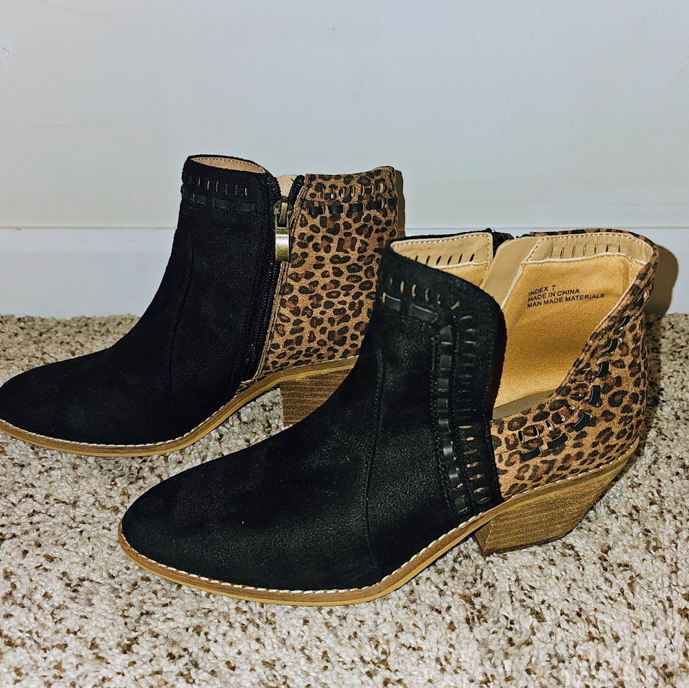 Boutique By Corkys Boots Size 7 Black Leopard Print Zip Up Heeled Ankle Boots.